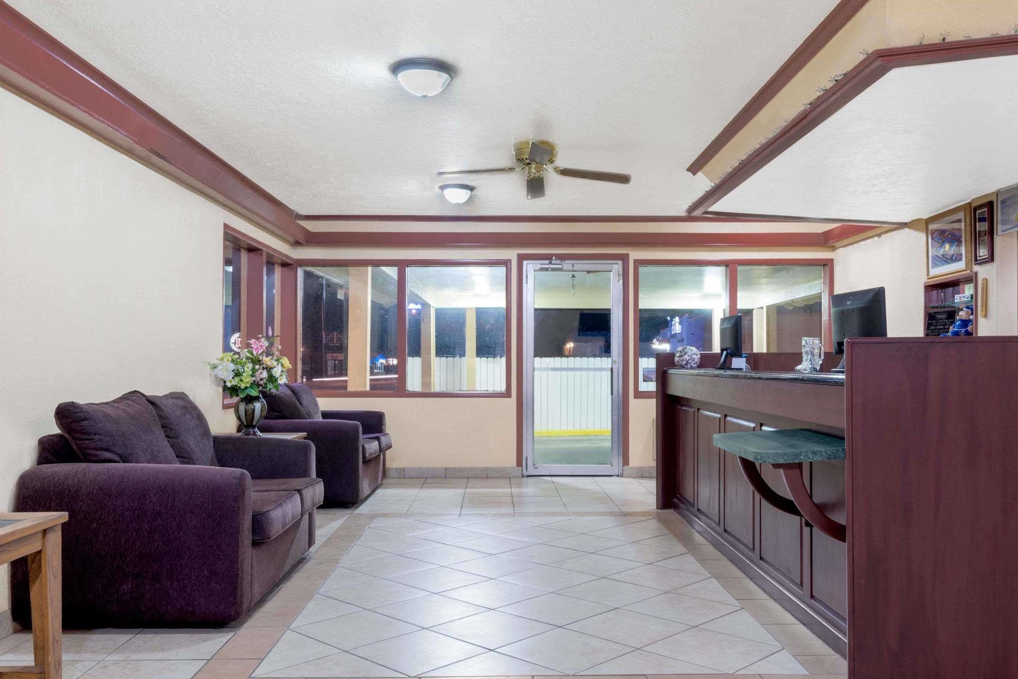Travelodge By Wyndham Dodge City Exterior photo